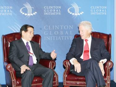 Chủ tịch nước Nguyễn Minh Triết và cựu Tổng thống Hoa Kỳ Bill Clinton.