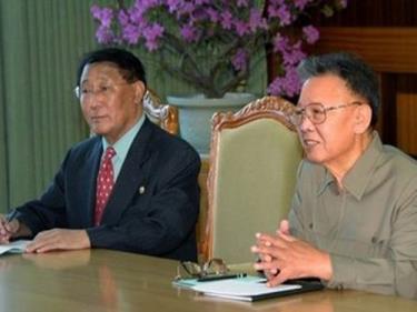 Chủ tịch Kim Jong-Il (phải) và ông Kang Sok-Ju - người vừa được chỉ định làm phó thủ tướng.