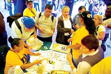 Người dân thủ đô Caracas tìm hiểu thông tin về cuộc bầu cử quốc hội 2010.