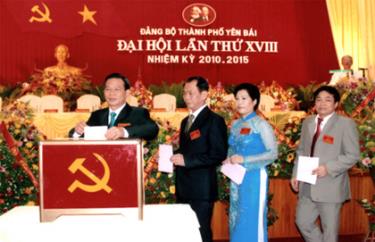 Các đại biểu bỏ phiếu tín nhiệm chức danh Bí thư Thành ủy Yên Bái tại Đại hội Đảng bộ thành phố lần thứ XVIII.