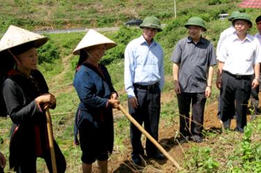 Đồng chí Hoàng Xuân Lộc - Bí thư Tỉnh ủy trao đổi với nông dân xã Gia Hội về mục tiêu trồng cây cao su của tỉnh Yên Bái.