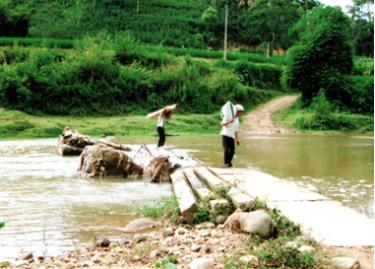 Cầu sập, người dân chỉ còn cách lội qua suối.