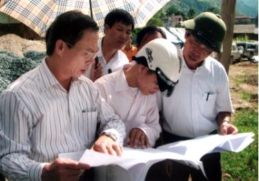 Chủ tịch UBND tỉnh Hoàng Thương Lượng kiểm tra thiết kế và tiến độ thi công kè suối Hát (huyện Trạm Tấu).
