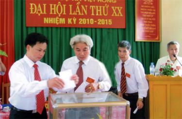 Bỏ phiếu bầu Ban chấp hành Đảng bộ xã Việt Hồng, nhiệm kỳ 2010 - 2015.