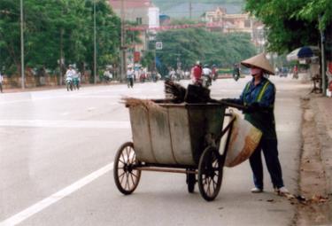 Công nhân Công ty Công trình và Môi trường Đô thị hàng ngày thu gom rác thải để thành phố luôn xanh, sạch, đẹp.