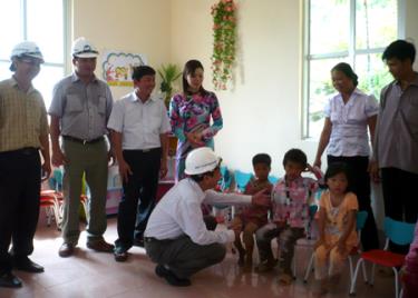 Lãnh đạo huyện  Văn Chấn và Công ty Thuỷ điện Văn Chấn thăm lớp mẫu giáo Vàng Ngần.
