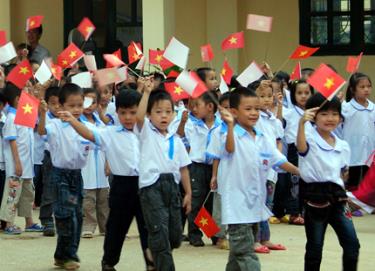 Các em học sinh lớp 1 Trường Tiểu học Trần Phú (thị trấn Yên Thế, Lục Yên) trong ngày vui đến ngôi trường mới.
