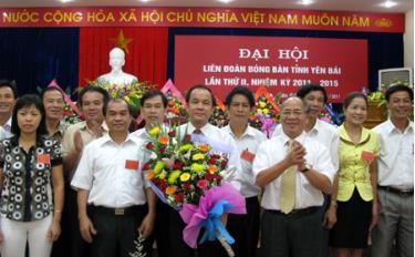 Ban chấp hành Liên đoàn Bóng bàn khóa II ra mắt Đại hội và nhận hoa chúc mừng của đồng chí Hà Quyết - nguyên Bí thư Tỉnh ủy, nguyên Chủ tịch Liên đoàn Bóng bàn tỉnh Yên Bái.