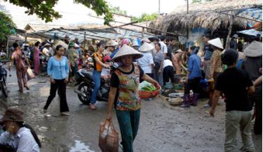 Làm gì để có văn hóa khi tham gia giao thông ở những nơi được gọi là chợ ở thành phố Yên Bái. Ảnh chỉ mang tính minh họa