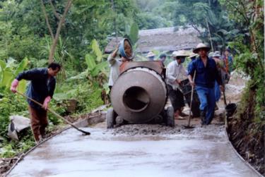 Nhân dân thôn Cát 1, xã Tân Lập (Lục Yên) bê tông hoá đường giao thông liên thôn, bản. (Ảnh: Quang Thiều)
