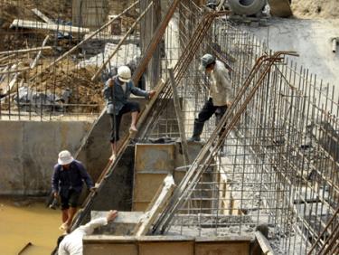 Nhiều địa phương đã sử dụng dafabet khuyến mãi tại chỗ. (Trong ảnh: dafabet khuyến mãi địa phương xã Sơn Thịnh, huyện Văn Chấn tham giao dafabet khuyến mãi tại công trình thủy lợi Thác Hoa).