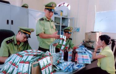 Đội quản lý thị trường chống hàng giả lập hồ sơ xử lý tịch thu hàng giả.
