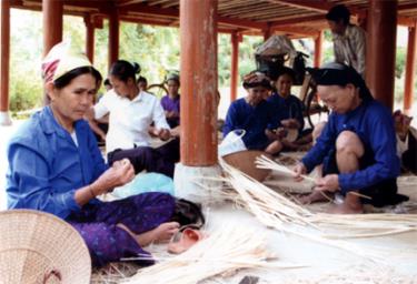 Nghề mây, tre đan thu hút mọi lứa tuổi cùng tham gia.
(Ảnh: Quang Thiều)