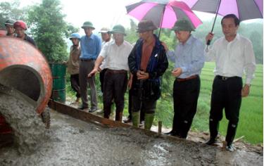 Bí thư Tỉnh ủy kiểm tra tiến độ làm đường GTNT tại thôn 17, xã Báo Đáp, huyện Trấn Yên.