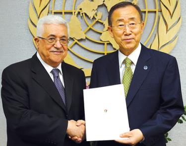 Tổng thống M.Abbas (trái) đệ trình Tổng Thư ký LHQ Ban Ki-moon thư gia nhập LHQ. 
