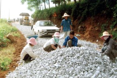 Các đơn vị khẩn trương thi công đường xã Sơn Thịnh đi Suối Giàng (Văn Chấn).
(Ảnh: Trường Phong)