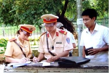 Cảnh sát giao thông Công an thành phố lập biên bản xử lý người vi phạm Luật Giao thông đường bộ.
