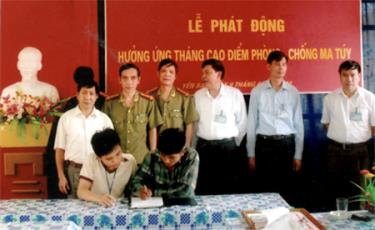 Trường Cao đẳng Nghề Yên Bái tổ chức cho học sinh ký cam kết không vi phạm quy định nhà trường, không tệ nạn xã hội đầu năm học mới.