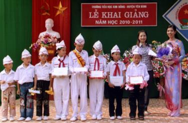 Trường Tiểu học Kim Đồng, thị trấn Yên Bình trao phần thưởng cho các em học sinh giỏi.