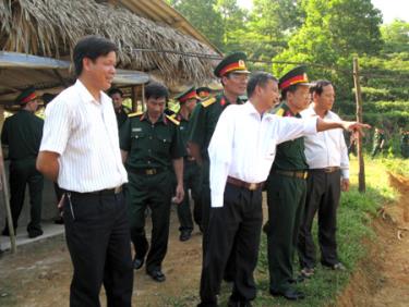 Thương binh Lê Ngọc Châu giới thiệu với đại biểu các tỉnh về mô hình kinh tế của gia đình.