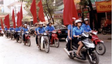 Đông đảo đoàn viên thanh niên trong thành phố Yên Bái tham gia diễu hành tại Lễ phát động tháng ATGT năm 2011.