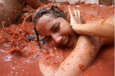 Du khách luôn phấn khích tham gia lễ hội cà chua nổi tiếng La Tomatina
