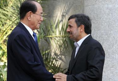 Ông Kim Yong Nam (trái) gặp ông Ahmadinejad ở Tehran