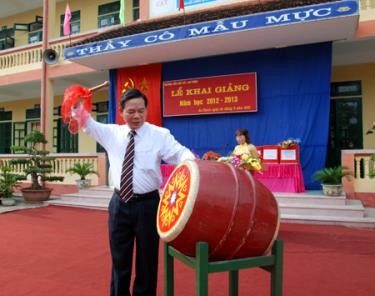 Đồng chí Hà Đức Hoan nổi trống khai giảng năm học mới.