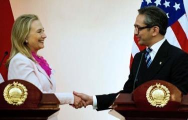 Ngoại trưởng Mỹ Hillary Clinton và người đồng cấp Indonesia Marty Natalegawa.