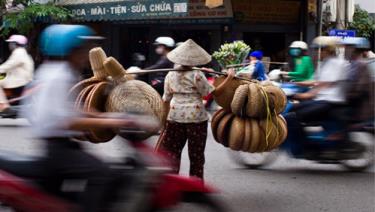 Gánh nặng thuế phí của người Việt ngày một lớn.