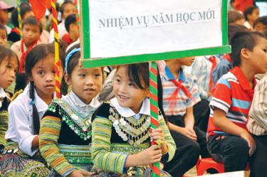 Các em học sinh Trường tiểu học Bản Công (Trạm Tấu) trong ngày khai giảng năm học mới.
(Ảnh: Anh Dũng)