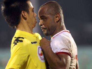 Dù được can ngăn nhưng Văn Quyết vẫn khiêu khích Nguyễn Rogerio.