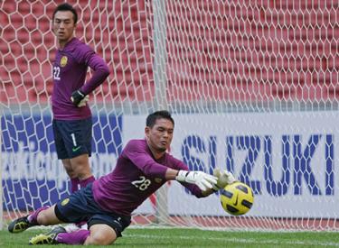 Sharbinee Allawee Ramli (phải) tập luyện cùng thủ thành số 1 tuyển Malaysia Khairul Fahmi ở Suzuki Cup 2010