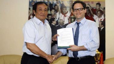 Ông Nguyễn Trọng Hỷ và đại diện FIFA.