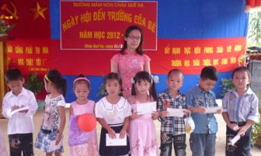 Đại diện cơ sở sản xuất tranh đá quý Tuấn Thuận tặng 10 xuất quà cho các cháu mẫu giáo của trường.