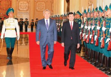 Chủ tịch nước Trương Tấn Sang và Tổng thống Cộng hòa Kazakhstan Nursultan Nazarbayev duyệt đội quân danh dự tại lễ đón.