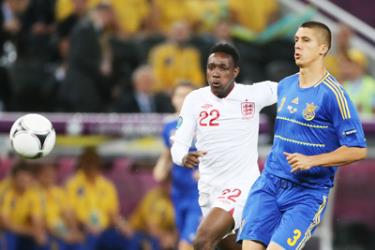 Tiền đạo Dany Welbeck (trái, Anh) tranh bóng với hậu vệ Yevhen Khacheridi (Ucraina) ở EURO 2012.