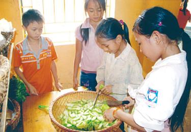 Kết thúc buổi học, học sinh Trường THCS Châu Quế Hạ tham gia phụ bếp chuẩn bị cho bữa ăn.