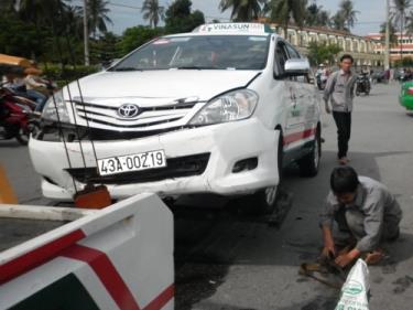 Xe cứu hộ nâng taxi lên để đưa xe máy ra ngoài
