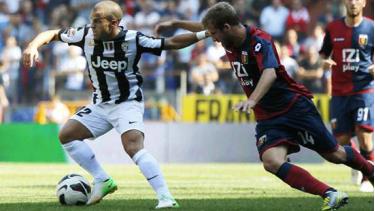 Juventus (đen-trắng) vượt qua Genoa với tỉ số 3-1 


