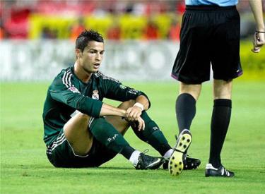 Real Madrid đang gặp vô vàn khó khăn từ trong đến ngoài sân cỏ
