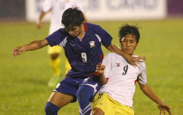 Myanmar (áo trắng) đã đánh bại Thái Lan với tỷ số 1-0.