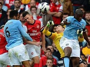 Lescott ghi bàn cho Manchester City.