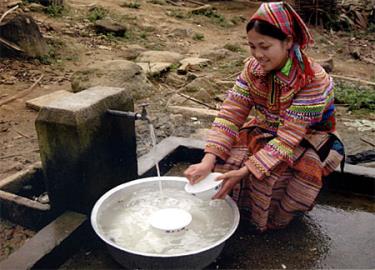 Người Mông xã Nà Hẩu (Văn Yên)đã được dùng nguồn nước sạch từ Chương trình 135 của Chính phủ. (Ảnh: Sùng Chí Sinh)

