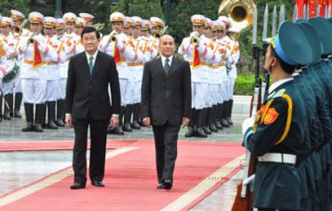 Chủ tịch nước Trương Tấn Sang mời Quốc vương Norodom Sihamoni duyệt đội danh dự Quân đội nhân dân Việt Nam.