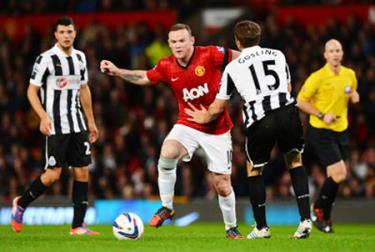 Tiền đạo Rooney (áo đỏ) đột phá trước hàng phòng ngự Newcastle.