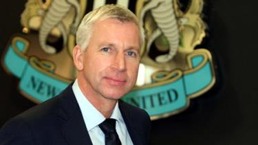 Công lao của Alan Pardew được Newcastle đền đáp xứng đáng bằng hợp đồng dài 8 năm.