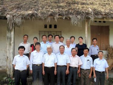 Đoàn công tác Huyện ủy Văn Chấn chụp ảnh lưu niệm với lãnh đạo huyện Trấn Yên, xã Minh Quân tại địa điểm diễn ra Đại hội Đảng bộ huyện Văn Chấn lần thứ nhất.
