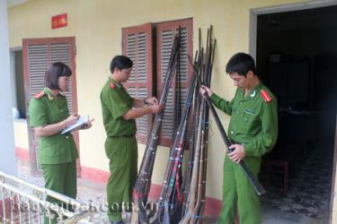 Công an huyện kiểm kê súng tự chế do nhân dân giao nộp.