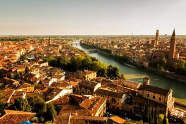 Thành phố Verona xinh đẹp và cổ kính nằm ở vùng Veneto, miền bắc nước Italy